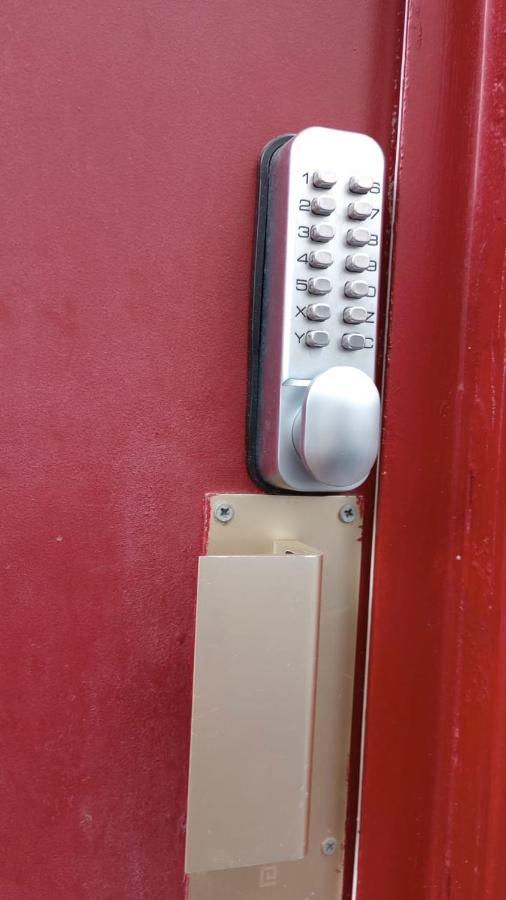 Guesthouse Familial Pour 2,3,4 Personnes De 44M2- Accessible Handic -Rez De Chaussee-Vues Sur Rue Et Patio Prive - Sejour, Chambre Separee-Cuisine,Salle De Bain,Lit Double Et Canape-Lit 2Pers-Entree De La Rue Berzelius-5 Minutes Du Metro Brochant-Lig Párizs Kültér fotó